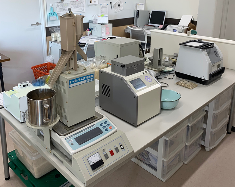 お米を検査する